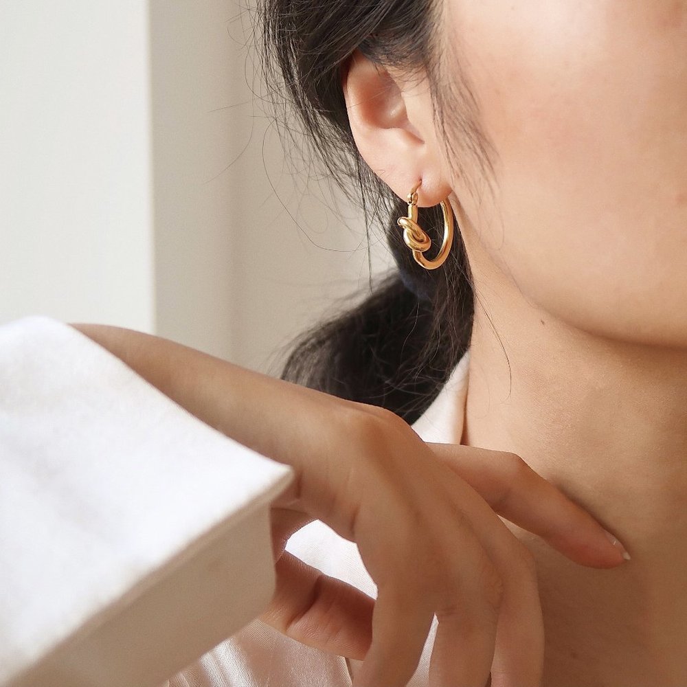 NEW 18K Gold Plated Knot Round Hoop Earrings - Picture 4 of 9